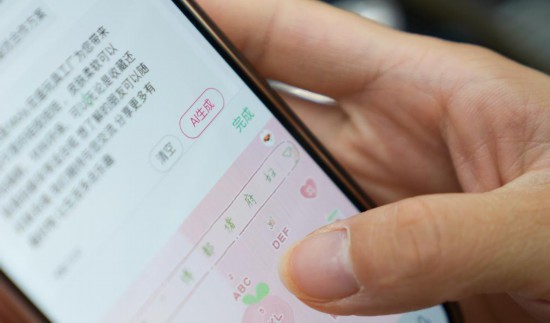 2025年5月20日，在浙江义乌国际商贸城，做外贸生意的商户在商铺内借助AI工具生成带货视频文案。新华社记者 韩传号 摄