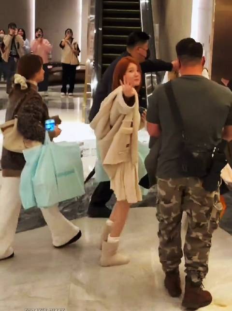 赵露思奶白套装现身酒店，浅笑挥手尽显温柔