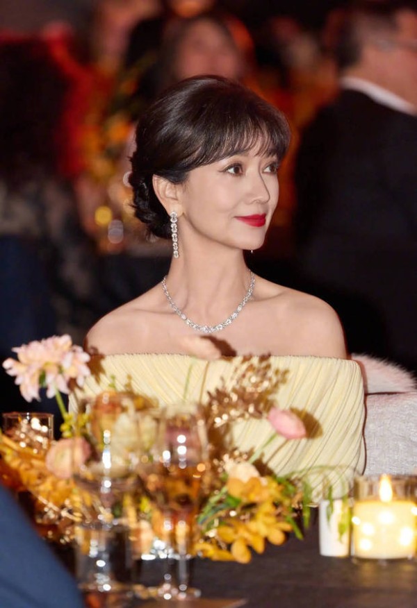 赵雅芝一袭黄裙惊艳亮相！温婉浅笑气质不减当年