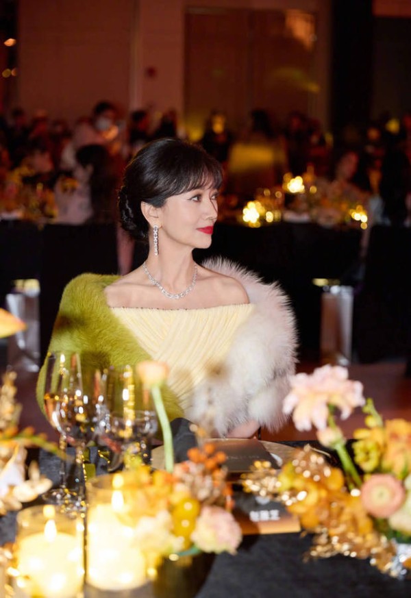 赵雅芝侧颜精致，美貌养眼。