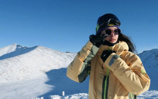 52岁李冰冰滑雪路透！面容红润状态气色绝佳
