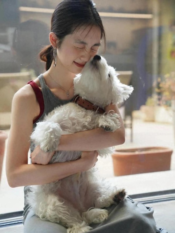 黄磊大女儿黄多多晒近照，抱狗狗出镜画面有爱，颜值好高太像孙莉