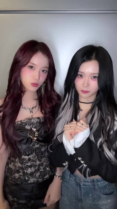 STAYC成员张礼恩与J提前祝粉丝圣诞快乐