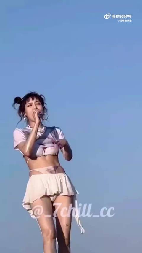 泫雅着装风格引热议，与Lisa疯马秀造型相似