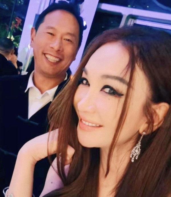 59岁温碧霞和何祖光参加晚宴，她脸蛋胶原蛋白满满，穿米色裙好美