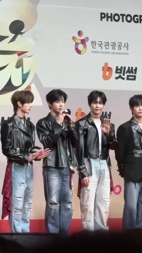 章昊亮相SBS红毯，黑色皮衣造型吸睛