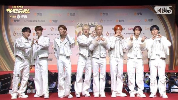 Stray Kids走上红毯 .