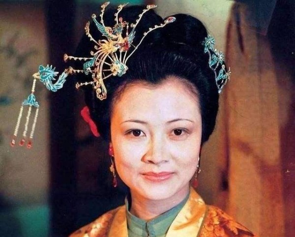 说红楼：尤氏出身寒门，为何能嫁入贾府？嫁贾珍，毁终身