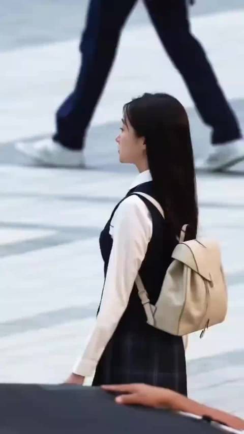 关晓彤棒球皮衣铆钉短裙造型展甜酷学姐风