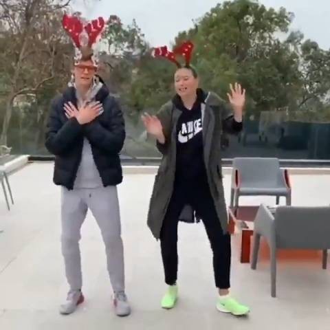 辛纳&莎拉波娃 充满圣诞风格的唱跳