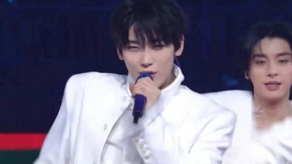 金善禹亮相SBS歌谣大战表演Too Close和Loose