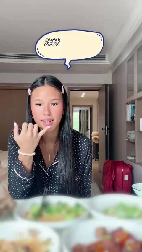 张庭女儿大方承认喜欢黑皮肤不涂防晒霜