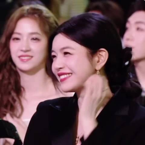 陈妍希晒9岁儿子正脸照，展现母亲与艺人双重身份