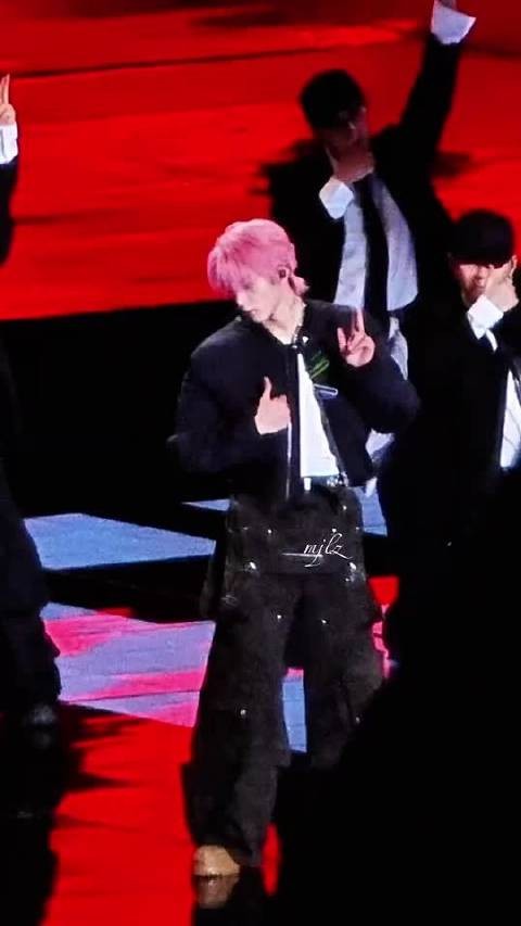 刘耀文太帅啦，期待刘耀文SAUCE炸翻全场！帅哥能驾驭各种颜色呀