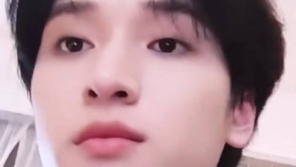 严浩翔镜头前撒娇贴贴展现小爱神魅力