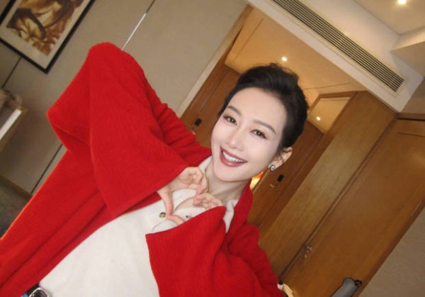 王鸥穿大红外套明艳动人 对镜头甜笑比心超养眼