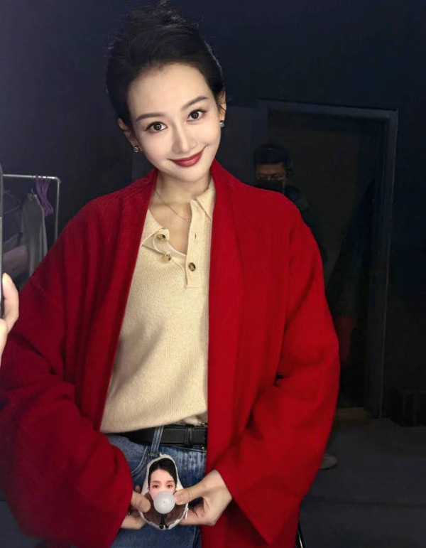 王鸥的五官精致，一双灵动大眼炯炯有神。