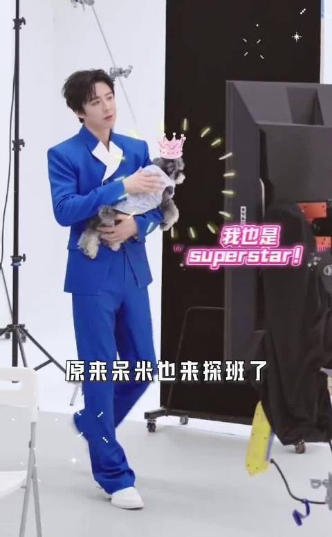 呆妹蓝色绒衣造型引期待，刘宇宁被喊话晒照