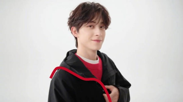 敖瑞鹏商务大片，敖瑞鹏好帅，红气养人，和红色好适配！