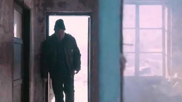 都说养儿能防老，这位老父亲却被全家抛弃了