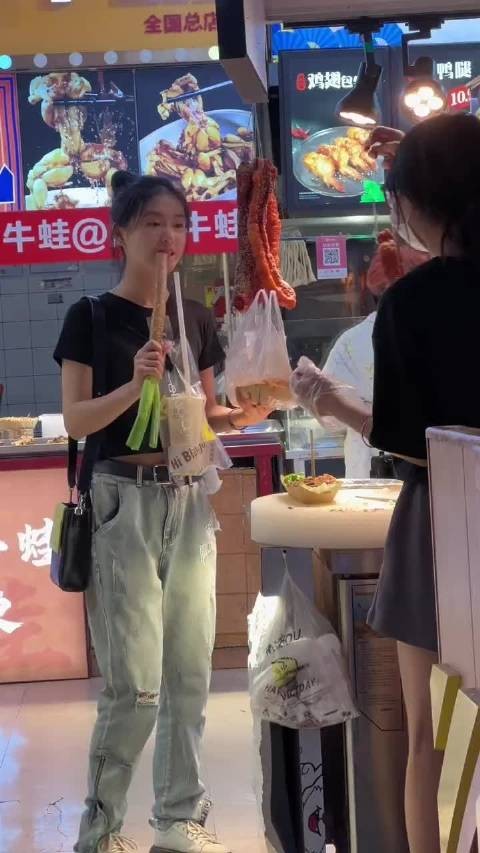 发现挂在背上就不用手拿了耶