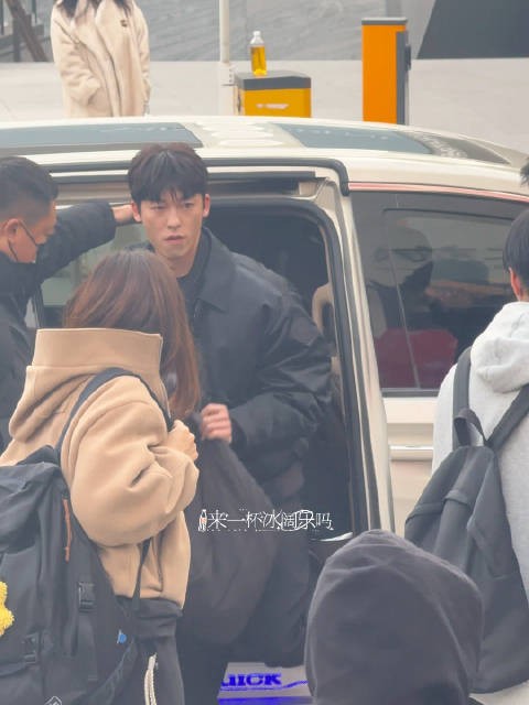 签到的时候看到许光汉下车了！