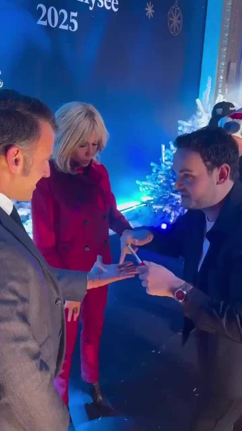 马克龙夫妇圣诞夜街头体验魔术被骗