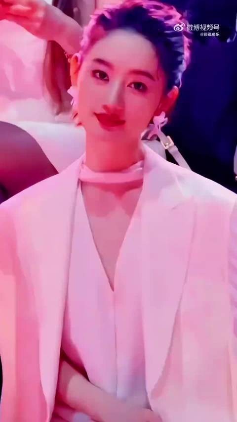 郭晓婷建模脸引热议，骨相立体镜头感强