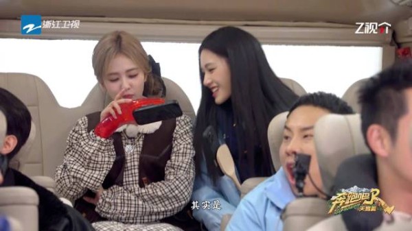 白鹿发现拖鞋手机壳新用途，臭味攻击引爆笑