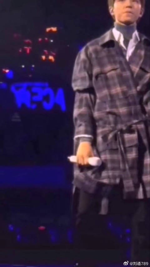 17岁走上人生巅峰，此次为武汉创作两首歌曲，捐献二十万，为年轻小鲜肉正能量