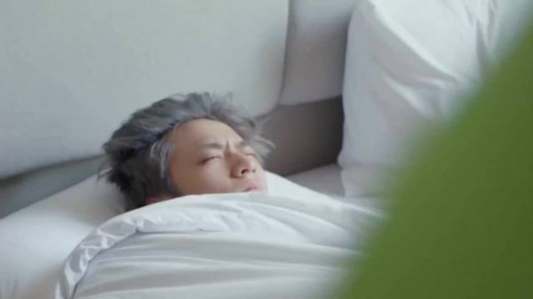 刘耀文素颜出镜呆萌面对镜头