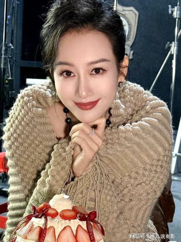 王鸥晒美照，两手托着苹果，中指的钻石戒指超晃眼！生娃后更漂亮