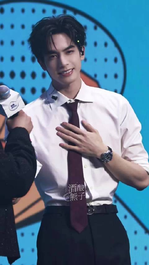 宋威龙这个身材比例谁看了不流鼻血，好帅啊欧巴