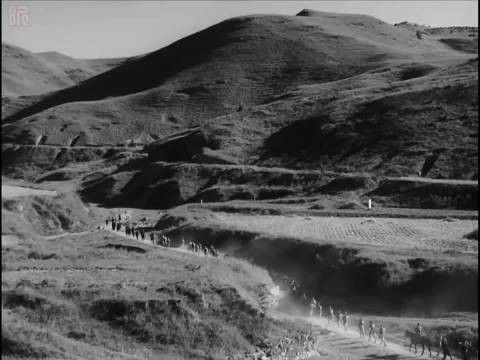 《鸡毛信》海娃智引敌军入雷阵