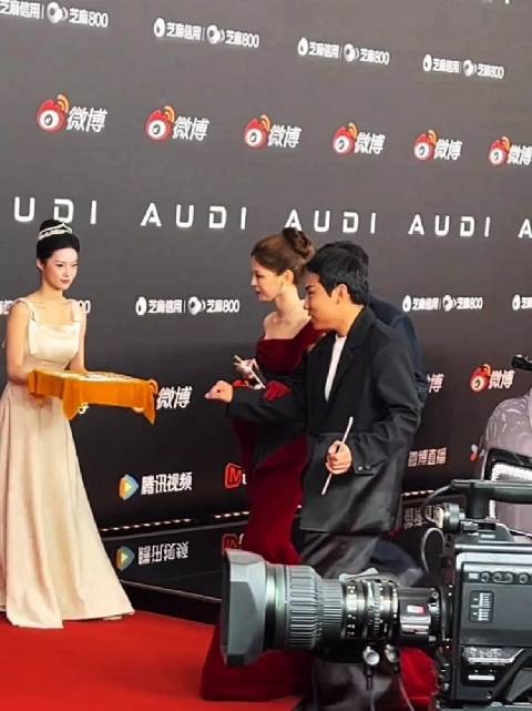 杨超越红黑拼接礼服亮相红毯，曳地红裙尽显优雅