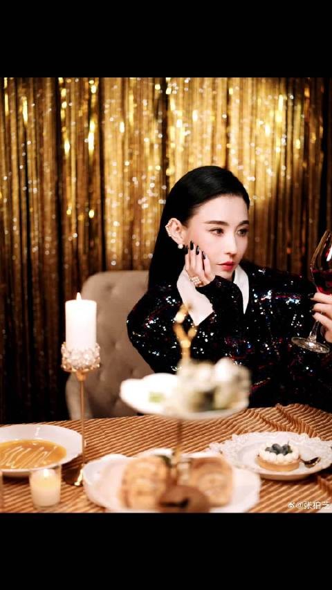 张柏芝贴头皮黑长直造型展现绝美侧颜