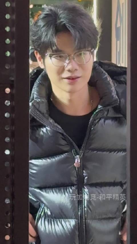 帅鸽登场！小手在揣兜没揣进去