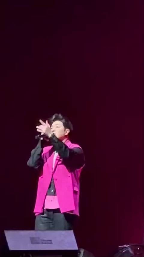 潘玮柏奥体演唱会现鹰眼反应，精准锁定镜头引热议