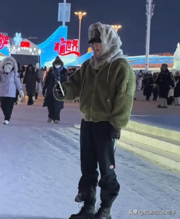 白敬亭现身冰雪大世界，打扮帅气只要风度，拍接雪球视频还翻车了