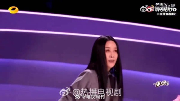 那英黑长直造型惊艳亮相舞台状态绝佳