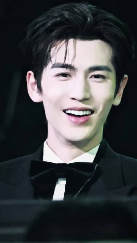 张凌赫粉丝互动翻牌引热议