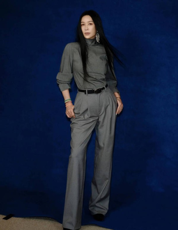 那英最新写真释出！长发及腰超飒，灰色造型尽显优雅