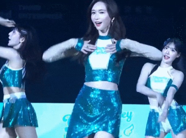 林志玲身材高挑，在啦啦队的成员里十分吸睛。