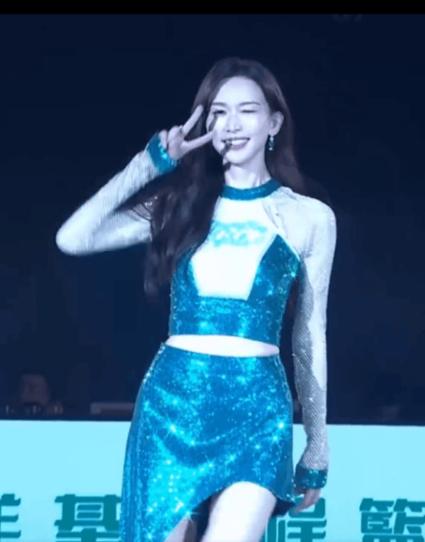 林志玲比耶、wink，简直就像少女一样俏皮可爱。