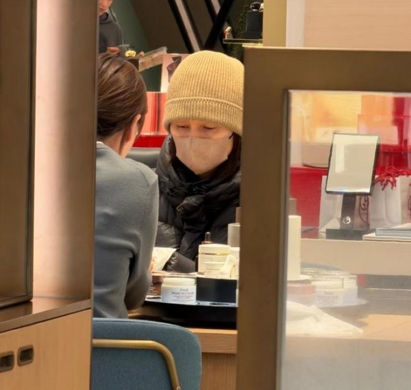 48岁袁泉素颜逛商场被拍，口罩遮半脸仍一眼认出，眼角细纹抢镜