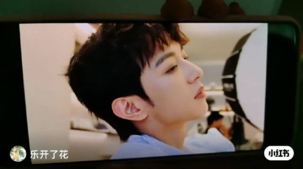 这又是什么?我怎么没见过,这是老爸在帮老妈拍照呢?