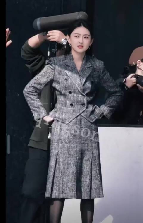 梁洁《赢风》片场路透有，灰色职业套装裙搭配银耳环，职场lady既视感