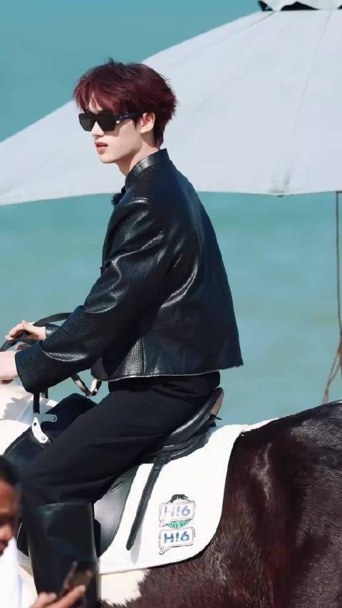 丁程鑫仰头瞬间引热议，你好星期六团建路透曝光