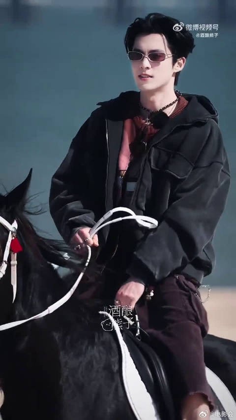 王鹤棣骑马亮相你好星期六，黑马王子造型引期待