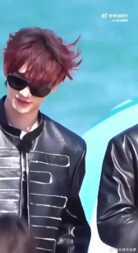 王鹤棣丁程鑫好六团建互动挑下巴摸腹肌引尖叫